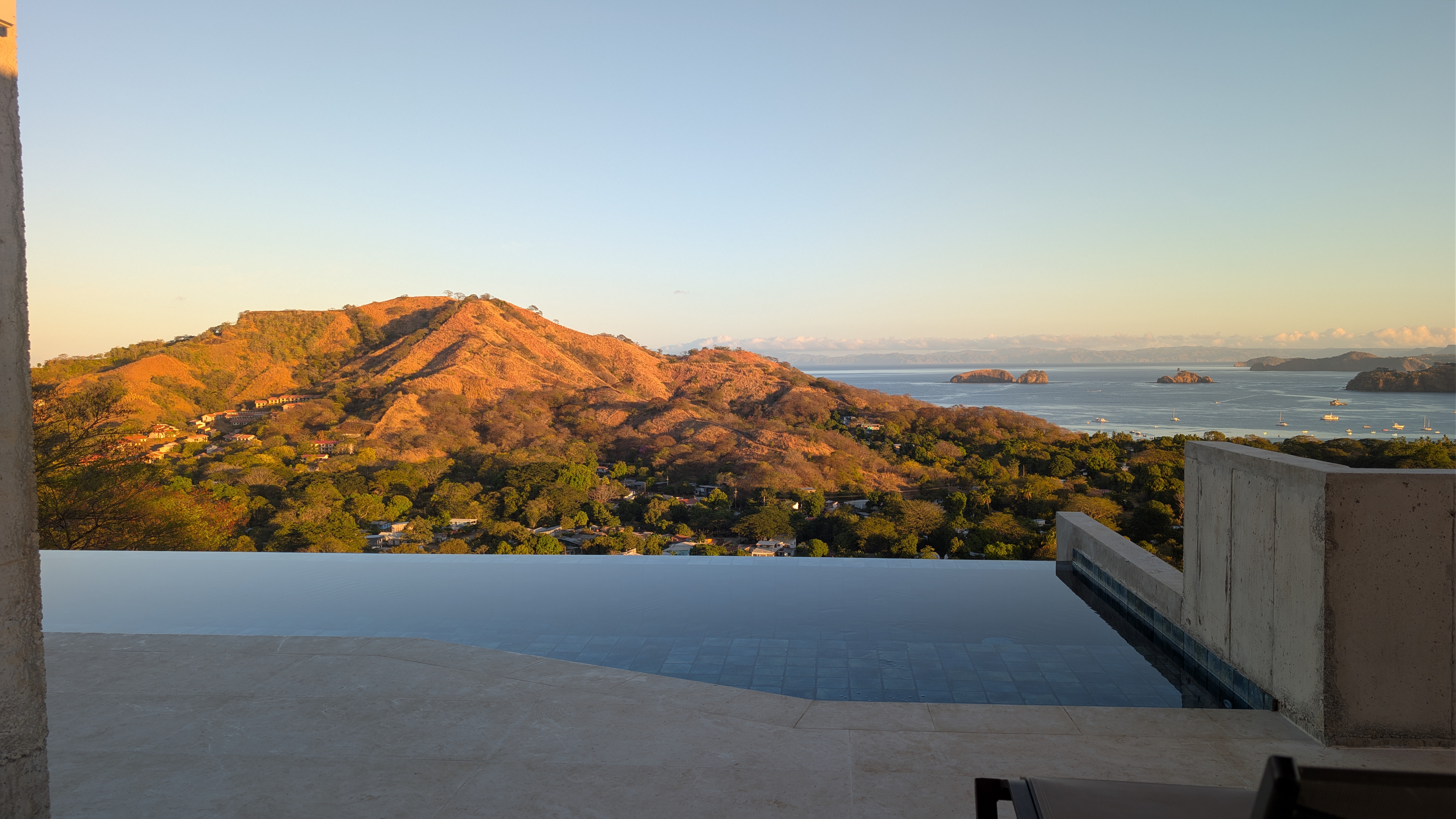 Contemporary hideaway with Pacific views, just minutes from Playas del Coco