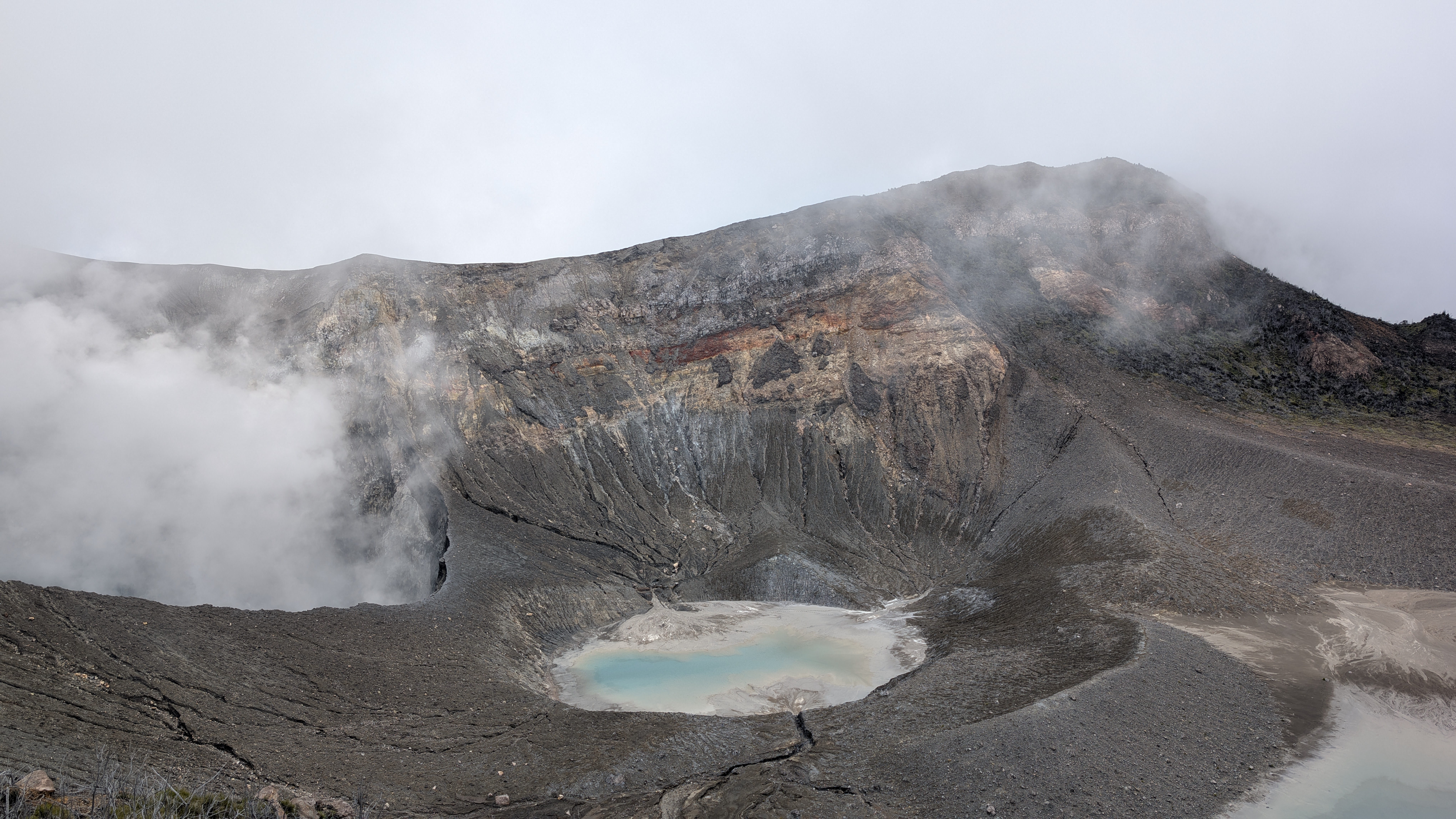 Volcán Turrialba: Un gigante imponente con vista al infinito 🌋🌿